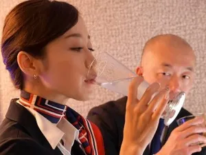 Người mẫu chuyển giới bị anh chàng quan hệ và anh chàng quan hệ với cô ấy từ phía sau