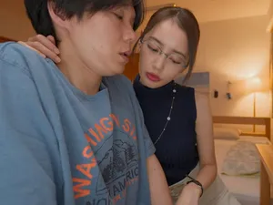 Dùng tiền mua dâm cô bạn gái vú bự đang đón xe buýt