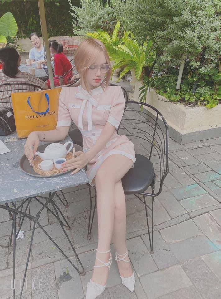 #Cái mông to tròn đầy mỡ bị đâm từ phía sau và tiếng rên rỉ tràn ngập khắp phòng