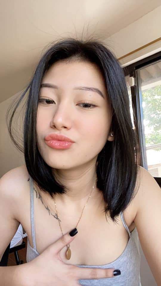 Vợ tôi đang rửa bát, trêu chọc cô ấy từ phía sau